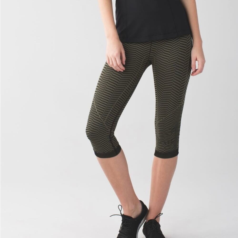 Lululemon In the Flow Capri Crop Leggings Size 6‎ Heathered Fatigue Green Black